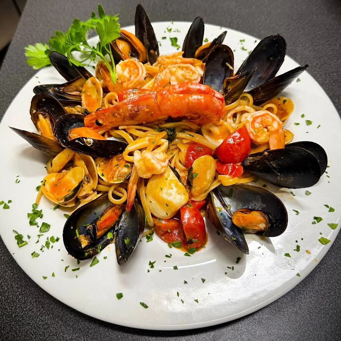 Pasta con cozze, crostacei e pomodorini servita da VIBES