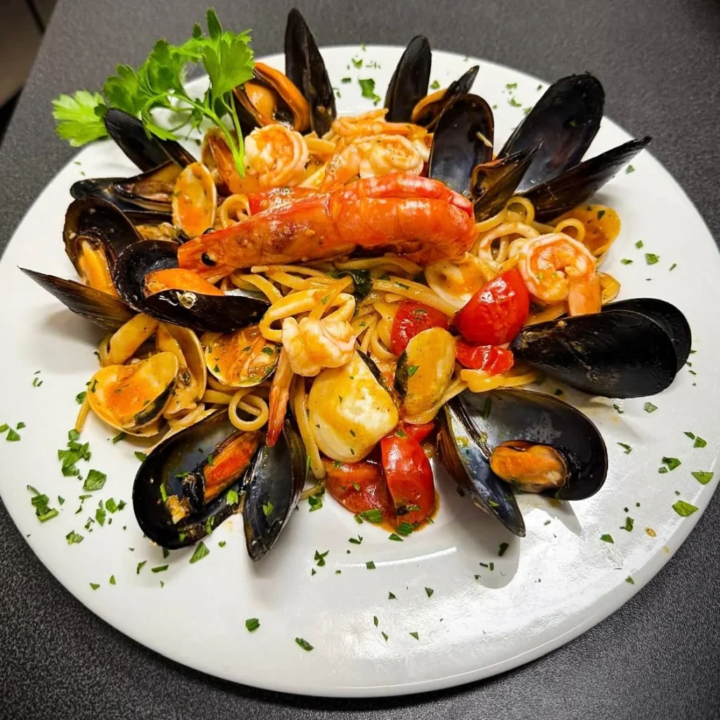 Pasta con cozze, crostacei e pomodorini — VIBES