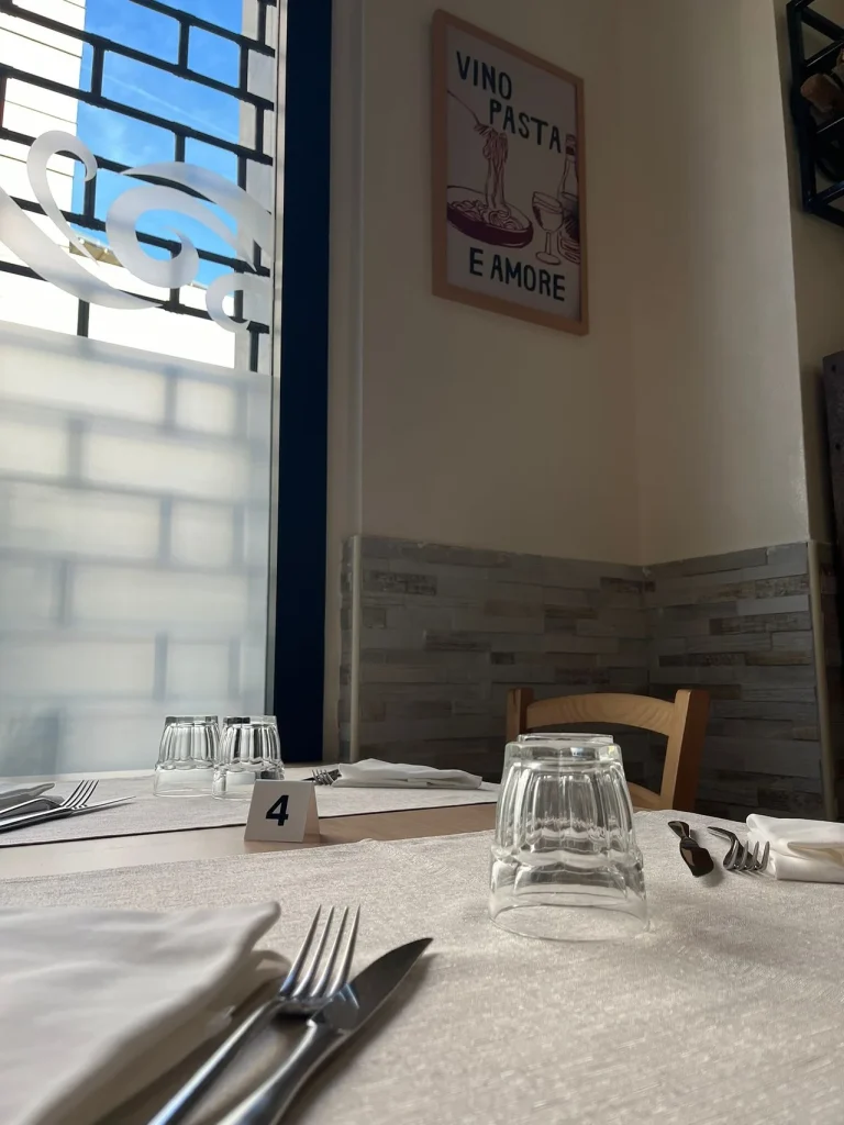 Un tavolo nella sala VIBES